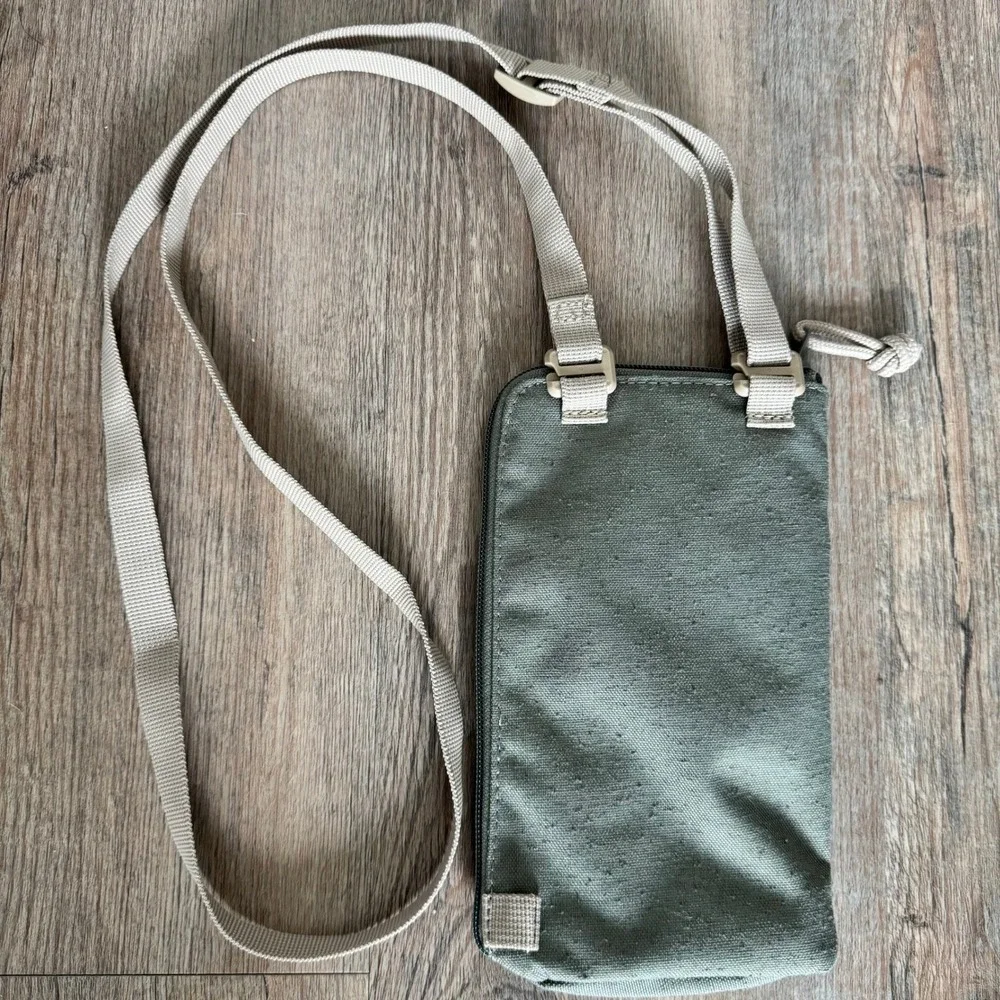 Dakine Sage Green Canvas Travel Neck Hall Pass Zip Around Wallet Crossbody